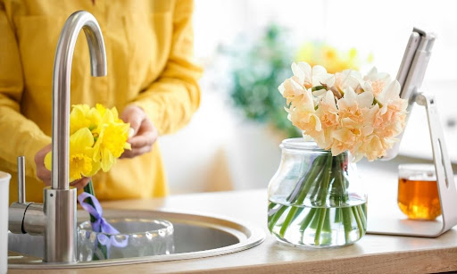 how much water to put in flower vase