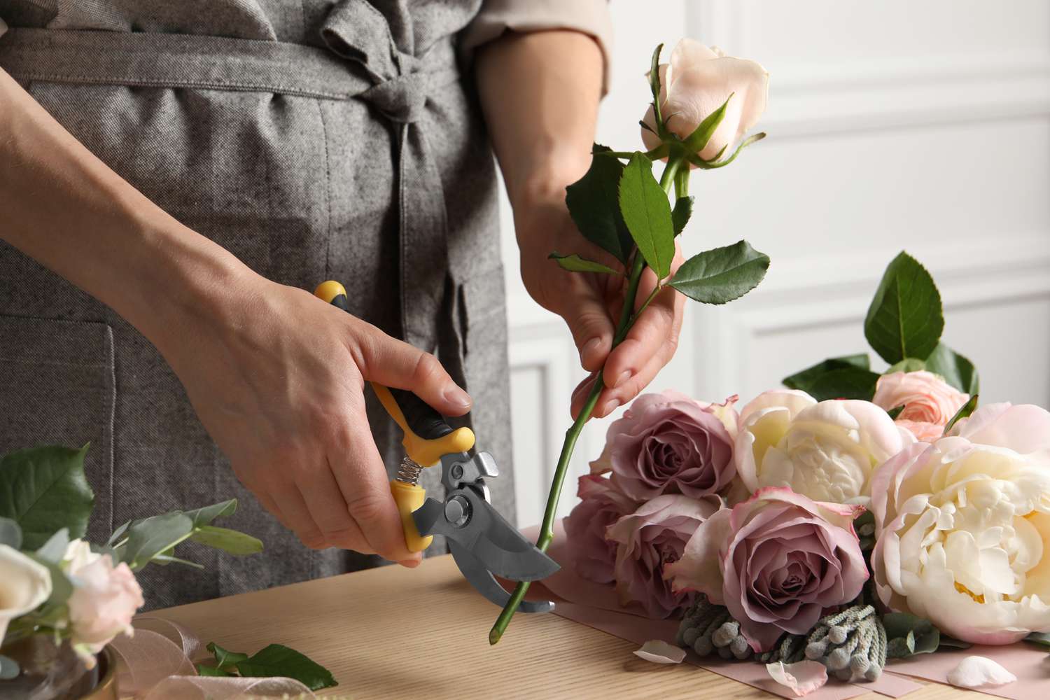 how to keep flowers fresh in a vase vinegar