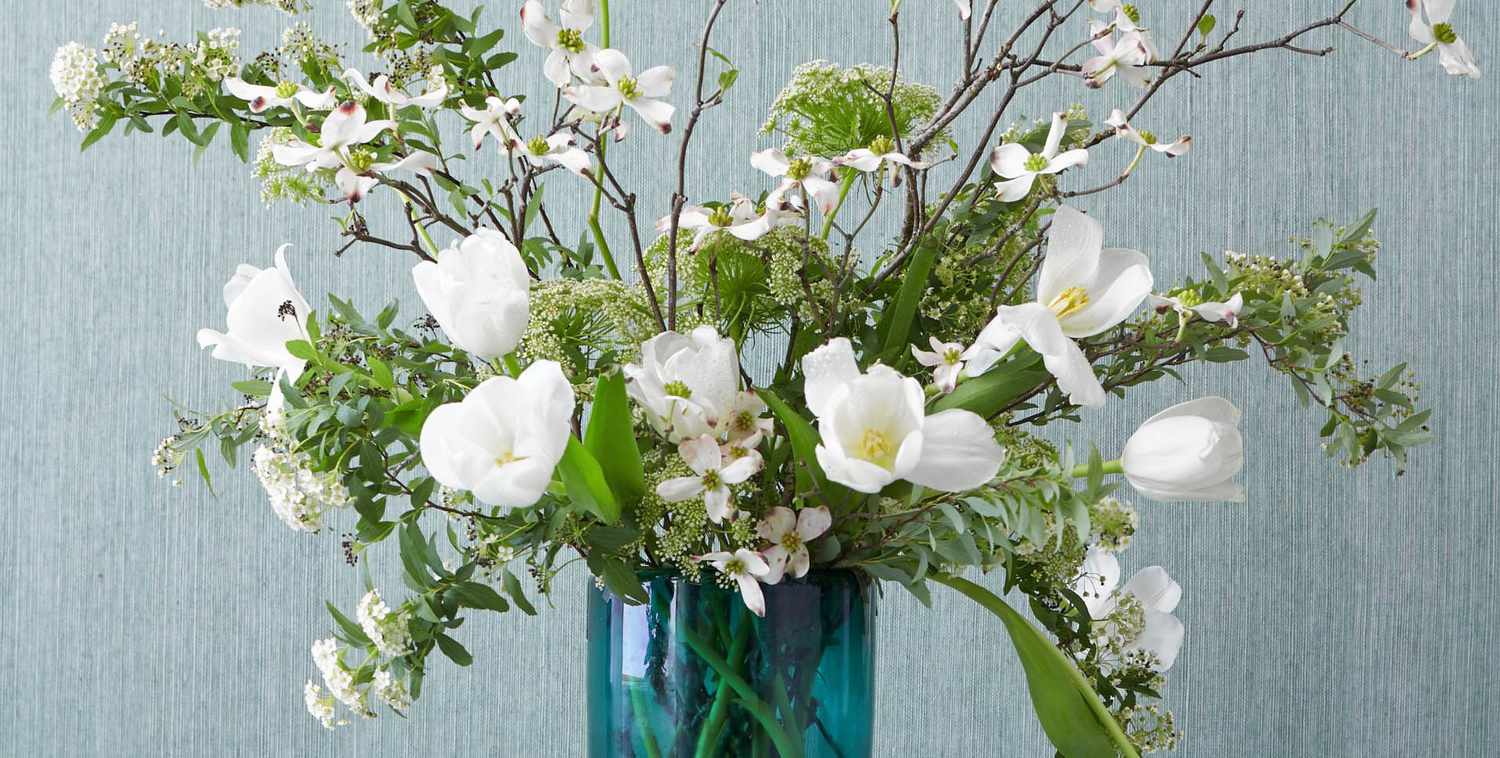 how to put flowers in a vase