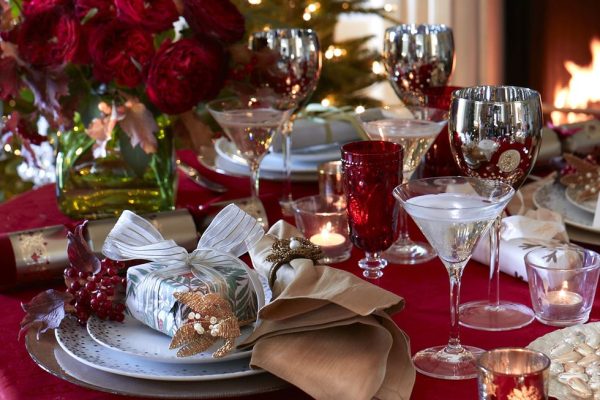 A Festive Feast for the Eyes: Red Christmas Table Decorations red christmas table decorations