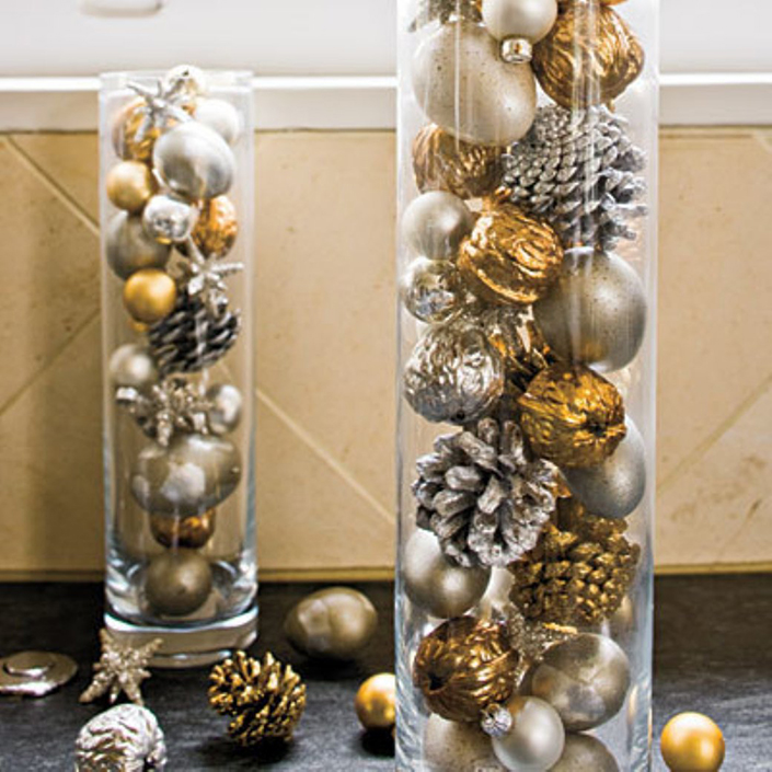 decorating a coffee table for christmas